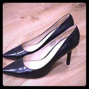 Nine West classic black pumps